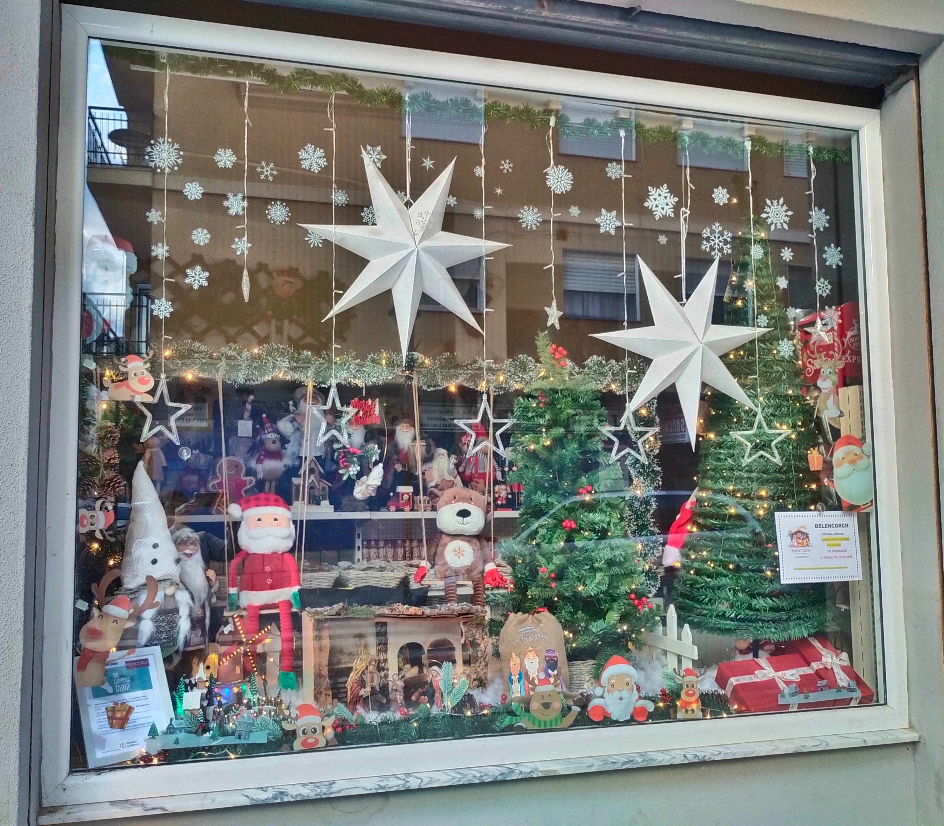 Niño señalando árbol